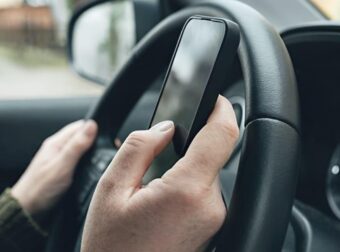 Πρόστιμο αν κοιτάς το κινητό στο φανάρι – Πως επιτρέπεται να το χρησιμοποιείτε