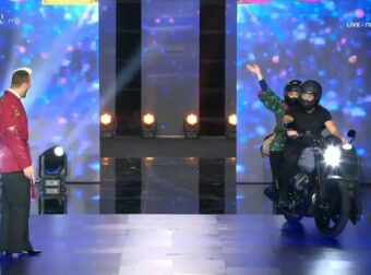 J2US: Σταυροπούλου και Γεωργούλης εισέβαλαν στο πλατό με μηχανή – Άναυδος ο Κοκλώνης