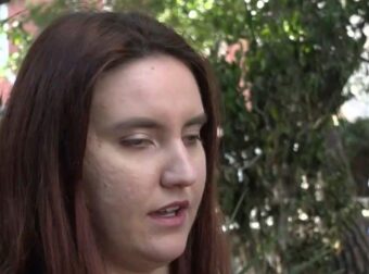 Ηλικιωμένος άνδρας παρενόχλησε τυφλή γυναίκα μέσα στον δρόμο – Προσποιήθηκε ότι θέλει να τη βοηθήσει