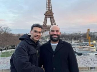 Ο Παντελής Τουτουντζής ταξίδεψε με τον σύζυγό του στο Παρίσι – Οι φωτογραφίες αγκαλιά με φόντο τον Πύργο του Άιφελ