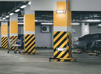 Τέλος στο δωρεάν πάρκινγκ των σούπερ μάρκετ – Έρχονται μπάρες και χρονοχρέωση