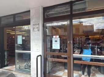 Ένοπλη ληστεία στον Σκλαβενίτη στην Θηβών: Κουκουλοφόρος απείλησε με όπλο υπάλληλο και άρπαξε τις εισπράξεις