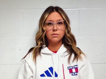 Γραμματέας σχολείου έκανε σeξ με δύο μαθητές -Tην ξυλοκόπησε ο σύζυγός της όταν την έκανε τσακωτή