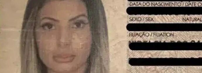 Απίστευτο: Την κράτησαν στο αεροδρόμιο γιατί από τις πολλές πλαστικές δεν την αναγνώριζαν στο διαβατήριό της