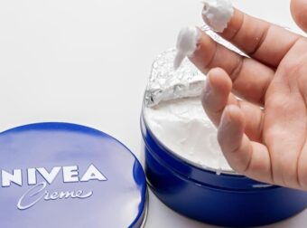 Ένας φαρμακοποιός ξεκαθαρίζει πού δεν πρέπει να εφαρμόζεται η κρέμα Nivea στο μπλε κουτί