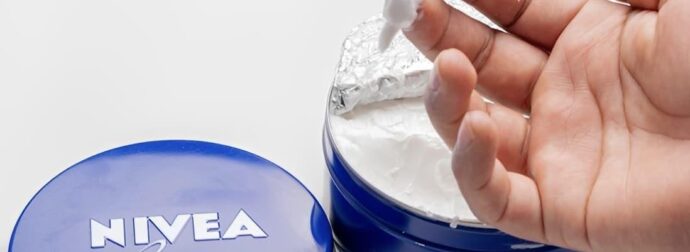 Ένας φαρμακοποιός ξεκαθαρίζει πού δεν πρέπει να εφαρμόζεται η κρέμα Nivea στο μπλε κουτί