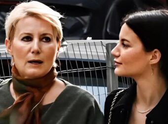 Κομψή από πάνω μέχρι κάτω η Νατάσα Παζαΐτη – Σπάνια κοινή εμφάνιση με την 23χρονη κόρη της στο κέντρο της Αθήνας