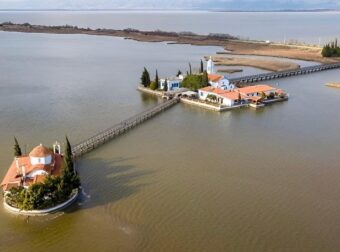 Πλωτό όνειρο: Το ωραιότερο μοναστήρι της Ελλάδας βρίσκεται πάνω σε νησάκια που ενώνονται με γέφυρα