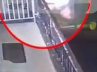 Καρέ καρέ η πτώση ενός 57χρονου από μπαλκόνι στο Αγρίνιο