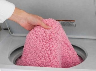 Ο «κανόνας» που πολλοί αγνοούν: Το αντικείμενο που απαγορεύεται να μπαίνει στο πλυντήριο με ρούχα ή πετσέτες