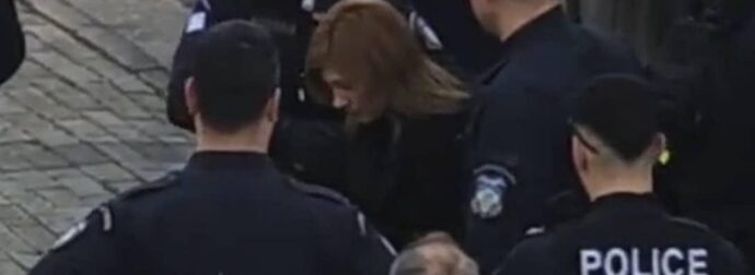 Υποβασταζόμενη, κρατώντας μπαστούνι η Ρούλα Πισπιρίγκου σήμερα στο Εφετείο