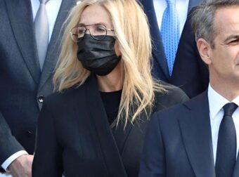 Με χοντρούς επιδέσμους η Μαρέβα Γκραμπόφσκι – Μητσοτάκη μετά το διπλό χειρουργείο