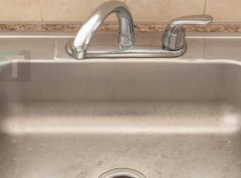 Η νονά μου μού έμαθε αυτό το κόλπο για να γυαλίζω τον ανοξείδωτο νεροχύτη σε 2 λεπτά χωρίς καθόλου κόπο. Δείτε πώς γίνεται