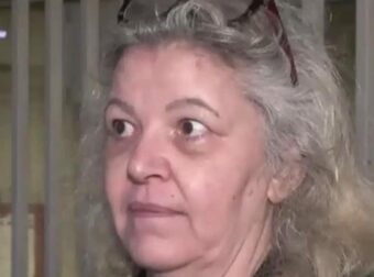 Η μάνα στην Κυψέλη που πήρε τον νόμο στα χέρι της: «Είχε βγάλει τα γεννητικά του όργανα έξω και ασελγούσε στα παιδιά μου. Τού όρμησα, τον χτύπησα και τον κυνηγούσα με μαχαίρι»