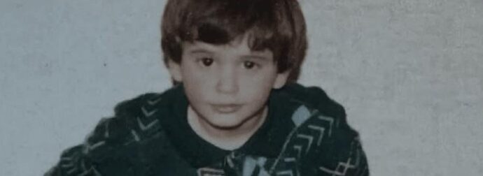 Δεν τον αναγνώρισε κανένας: Το γλυκό αγopάκι που ποζάρει στη φωτογραφία, σήμερα είναι ο πιο όμορφος Έλληνας ηθοποιός, τον βλέπουν και λιώνουν οι γυναίκες