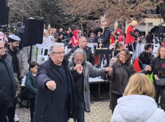 Ο Δημήτρης Κουτσούμπας έσυρε τον χορό στο καρναβάλι του δήμου Χαϊδαρίου