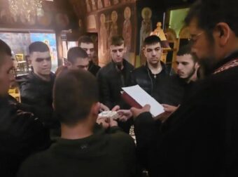 Πρώτα πήραν την ευχή του παπά-Ανδρέα και μετά παρουσιάστηκαν στον στρατό