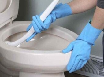 Αστράφτει στη στιγμή: Το κόλπο για καθαρή τουαλέτα που κάνουν στα ακριβά ξενοδοχεία