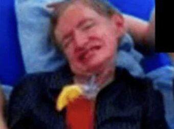 ΥΠΟΘΕΣΗ ΕΠΣΤΑΪΝ: ΣΟΚ ΜΕ ΤΗ ΦΩΤΟΓΡΑΦΙΑ ΤΟΥ ΧΟΚΙΝΓΚ ΠΟΥ ΠΟΖΑΡΕΙ ΜΕ ΔΥΟ ΚΑΛΙΓΡΑΜΜΕΣ ΚΑΛΛΟΝΕΣ ΜΕ ΜΠΙΚΙΝΙ