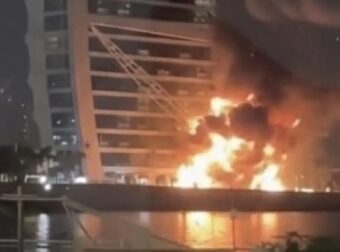 Ντουμπάι: Στις φλόγες το ξενοδοχείο Burj Al Arab που χτυπήθηκε από ιρανικό drone