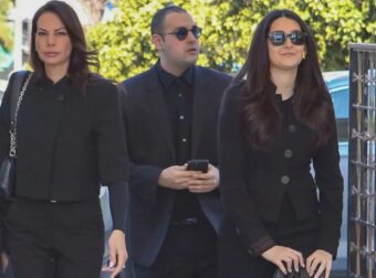 Εύη Βατίδου – Με τα παιδιά της, Χρίστο και Μάιρα Κούγια στο ετήσιο μνημόσυνο του Αλέξη Κούγια