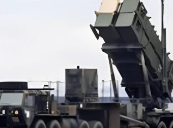 Συστοιχία του αμυντικού πυραυλικού συστήματος Patriot μεταφέρεται στην Κάρπαθο