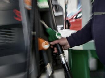 Έρχεται fuel pass μόλις το πετρέλαιο «πατήσει» τα 100 δολάρια