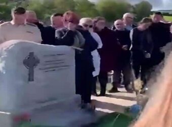 «Βγάλτε με έξω, είναι σκοτεινά εδώ»: Άνδρας φώναζε από τον τάφο στην κηδεία του