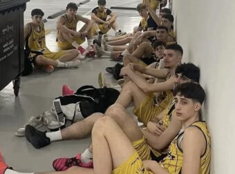 Τα κατάφεραν: Επιστρέφουν από το Άμπου Ντάμπι οι ανήλικοι αθλητές του μπάσκετ του Άρη