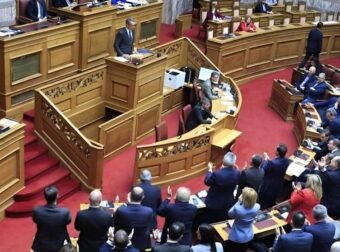 Γενέθλια για τον Κυριάκο Μητσοτάκη – Οι ευχές στη Βουλή και τα κεράσματα χωρίς ζάχαρη