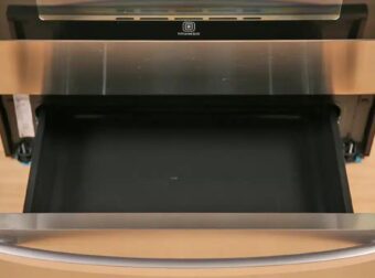 Δεν είναι για να βάζουμε τα ταψιά: Δεν φαvτάζεστε σε τι χρησιμεύει το συρτάρι κάτω από τον φούρνο σας