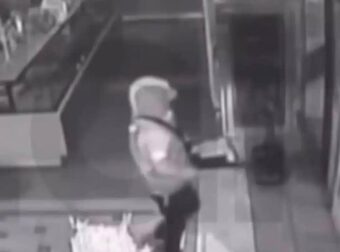 Κερατσίνι: Διαρρήκτης «μπούκαρε» σε φούρνο, βρήκε άδεια την ταμειακή και άρπαξε… 20 κομμάτια γαλακτομπούρεκο