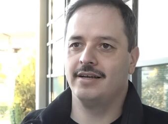 Χάρρυ Κλυνν: Η οικογένειά του δώρισε προσωπικά του αντικείμενα στον Αλέξανδρο Τσουβέλα