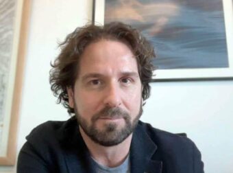 Ποιος είναι ο Νίκος Κοσματόπουλος που «πλακώθηκε» στον αέρα με τον Ευαγγελάτο;