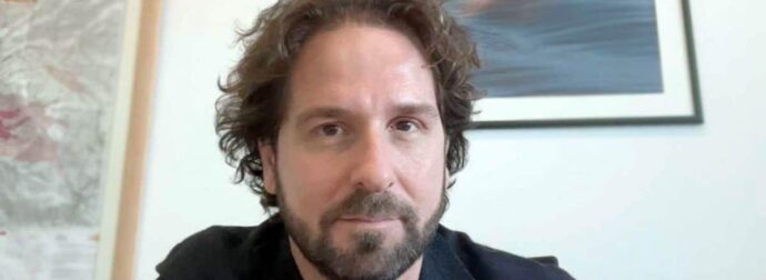 Ποιος είναι ο Νίκος Κοσματόπουλος που «πλακώθηκε» στον αέρα με τον Ευαγγελάτο;