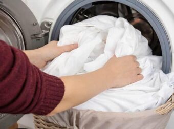 Πώς να ασπρίσετε τα κιτρινισμένα ρούχα χωρίς χλωρίνη