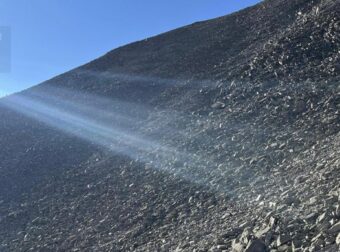 Μόνο όσοι έχουν όραση ελεύθερου σκοπευτή μπορούν να εντοπίσουν τη σύζυγο του άντρα που περπατά στο βουνό