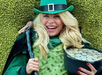 Χαμός με πασίγνωστη Ελληνίδα – Ποζάρει χαρούμενη σε ξεχωριστή τοποθεσία στο εξωτερικό