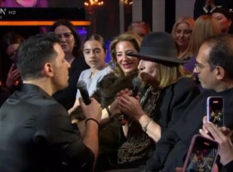 Θοδωρής Φέρρης: Η συγκινητική στιγμή που τραγουδάει μαζί με τη μητέρα του στο πλατό του J2US