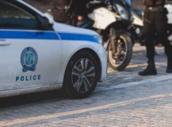 80χρονος «καρφώθηκε» με το αμάξι του σε τράπεζα αφού του κατάσχεσαν το σπίτι