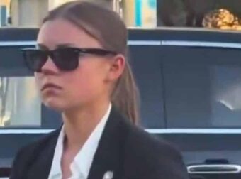 Χαμός με την νεαρή ξανθιά πράκτορα των Μυστικών Υπηρεσιών του Τραμπ – Βροχή τα σχόλια