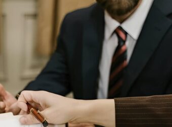 Τέλος στα «αδελφομοίρια»: Ο νέος νόμος για τις κληρονομιές που σταματά τους οικογενειακούς καβγάδες