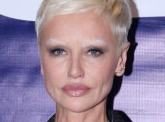 Αγνώριστη η Αντριάνα Σκλεναρίκοβα σε βραδινή εκδήλωση