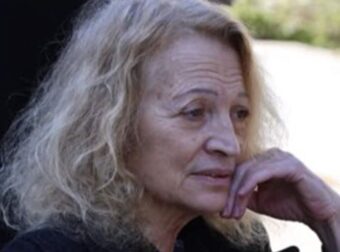 Λουκία Πιστιόλα: Δίνει σκληρή μάχη με τη νόσο Πάρκινσον, σε αναπηρικό καροτσάκι στην κηδεία Πανουσόπουλου