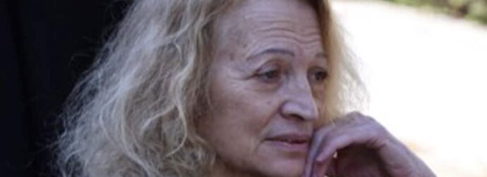 Λουκία Πιστιόλα: Δίνει σκληρή μάχη με τη νόσο Πάρκινσον, σε αναπηρικό καροτσάκι στην κηδεία Πανουσόπουλου