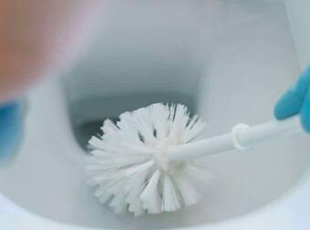 Tι κάνουν στις καφετέριες και μοσχοβολάνε οι τουαλέτες: Βάλε αυτό το υγρό μέσα στο πιγκάλ και θα μοσχοβολάει όλο το μπάνιο υπέροχα