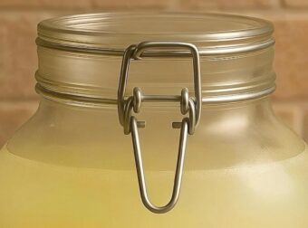 Φυσικό ρόφημα αδυνατίσματος: ζεστό νερό, μηλόξιδο, τζίντζερ και λεμόνι