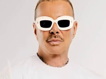 O Λάκης Γαβαλάς τόλμησε να τυπώσει στα T-Shirt του την πιο διάσημη ελληνική λέξη – Θα τα φορούσατε;