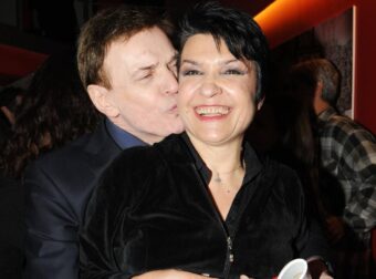 Συγκινεί η Κατιάνα Μπαλανίκα με το στεφάνι που έστειλε στη κηδεία του Γιώργου Μαρίνου – Τι έγραψε πάνω στο στεφάνι