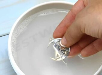 Καθαρίστε τα χρυσά και τα ασημένια κοσμήματα σας με τον πιο αποτελεσματικό τρόπο με απλά υλικά